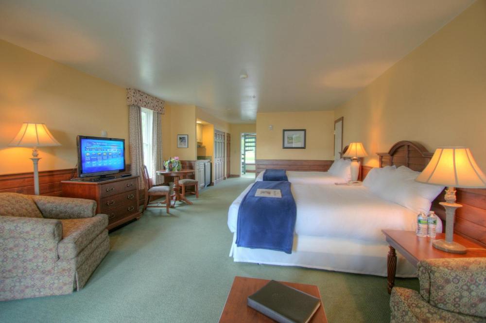 Woodlandview Lodge Room with Two Queen Beds interior