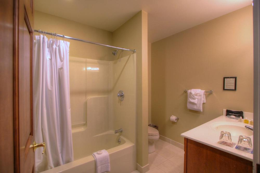Woodlandview Lodge Room with King Bed interior